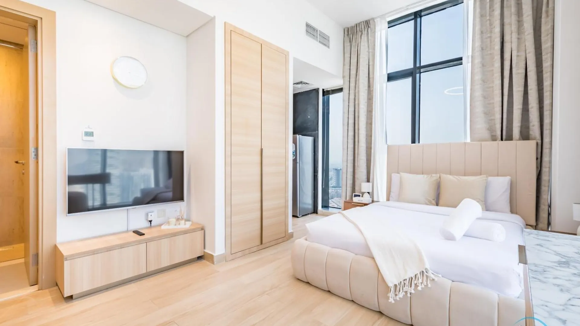 Majestic Studio Apartment In Regina Tower, Jumeirah Village Circle By Deluxe Holiday Homes Dubai 0*,