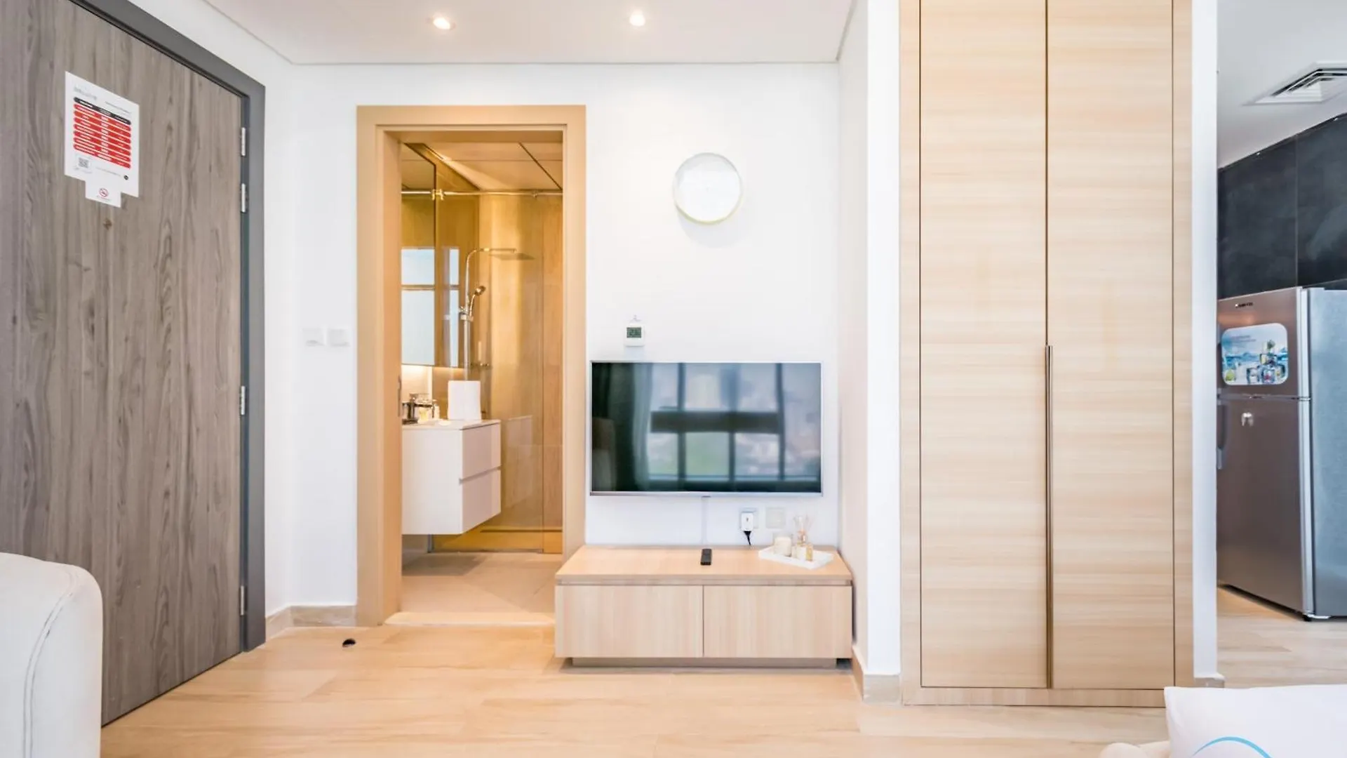 Majestic Studio Apartment In Regina Tower, Jumeirah Village Circle By Deluxe Holiday Homes Dubai
