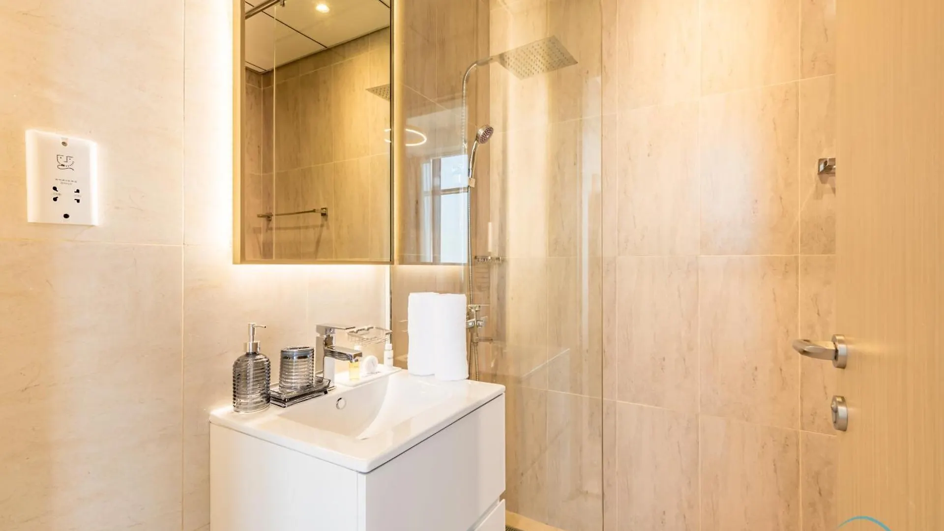 Majestic Studio Apartment In Regina Tower, Jumeirah Village Circle By Deluxe Holiday Homes Dubai Emirati Arabi Uniti