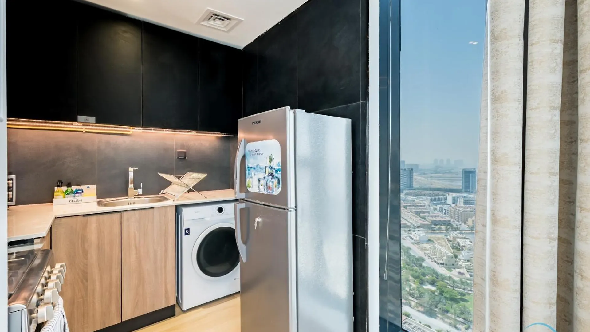 Majestic Studio Apartment In Regina Tower, Jumeirah Village Circle By Deluxe Holiday Homes Dubaj 0*,